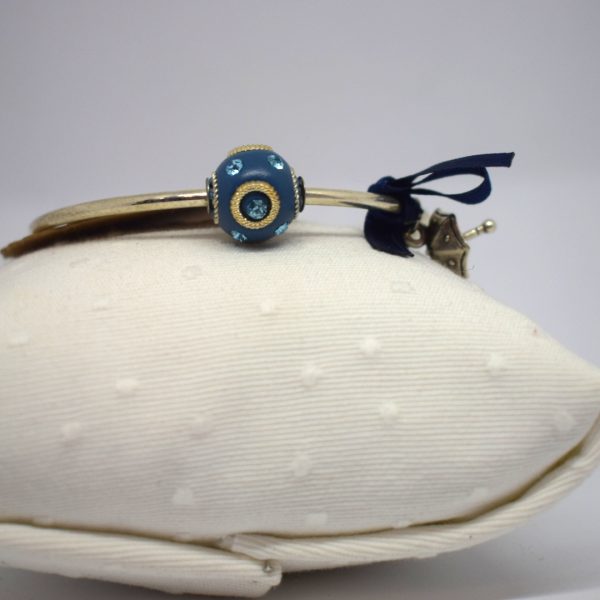 Pulsera con adorno esférico y lazo