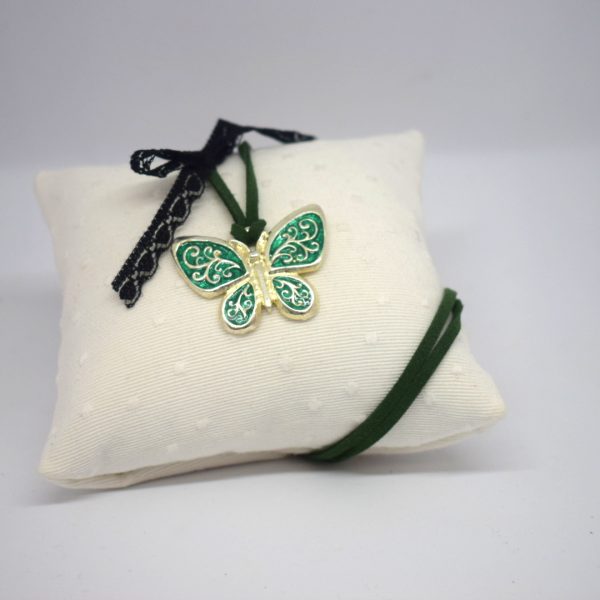 Collar verde, con mariposa y lazo negro