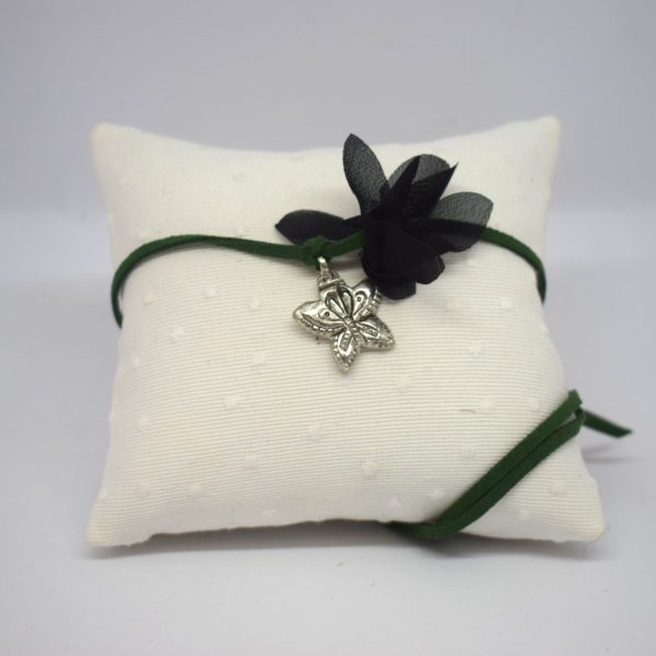 Collar verde con flor de adorno